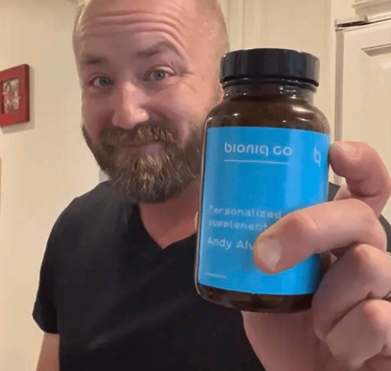Zákazník Bioniq držící láhev Bioniq