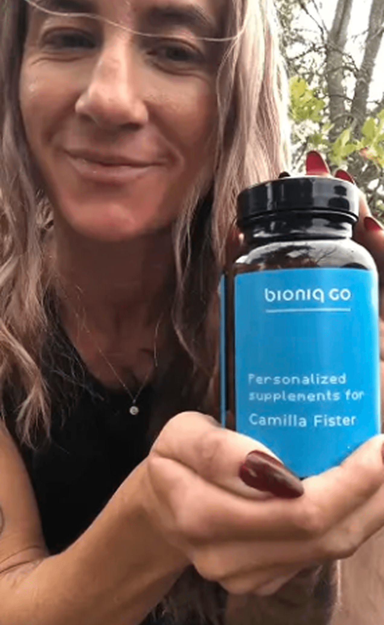 Porträt einer Frau, die eine Bioniq-Flasche hält