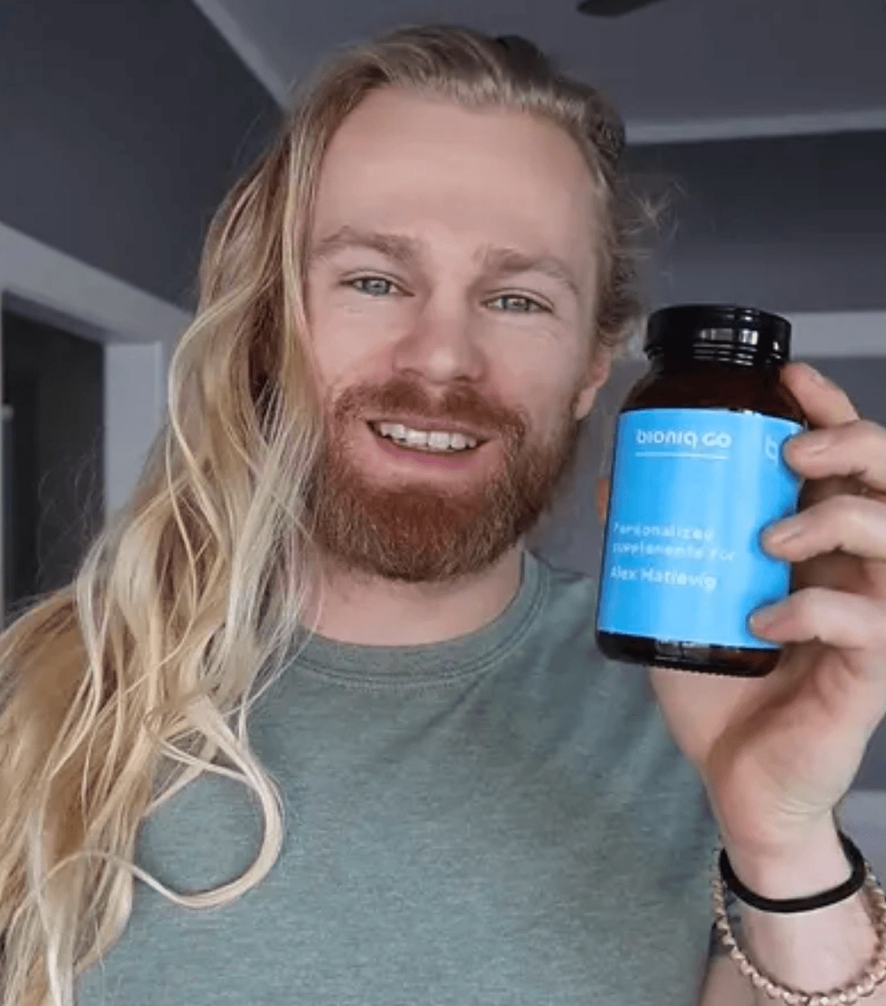Porträt eines Kunden, der eine Bioniq-Flasche hält