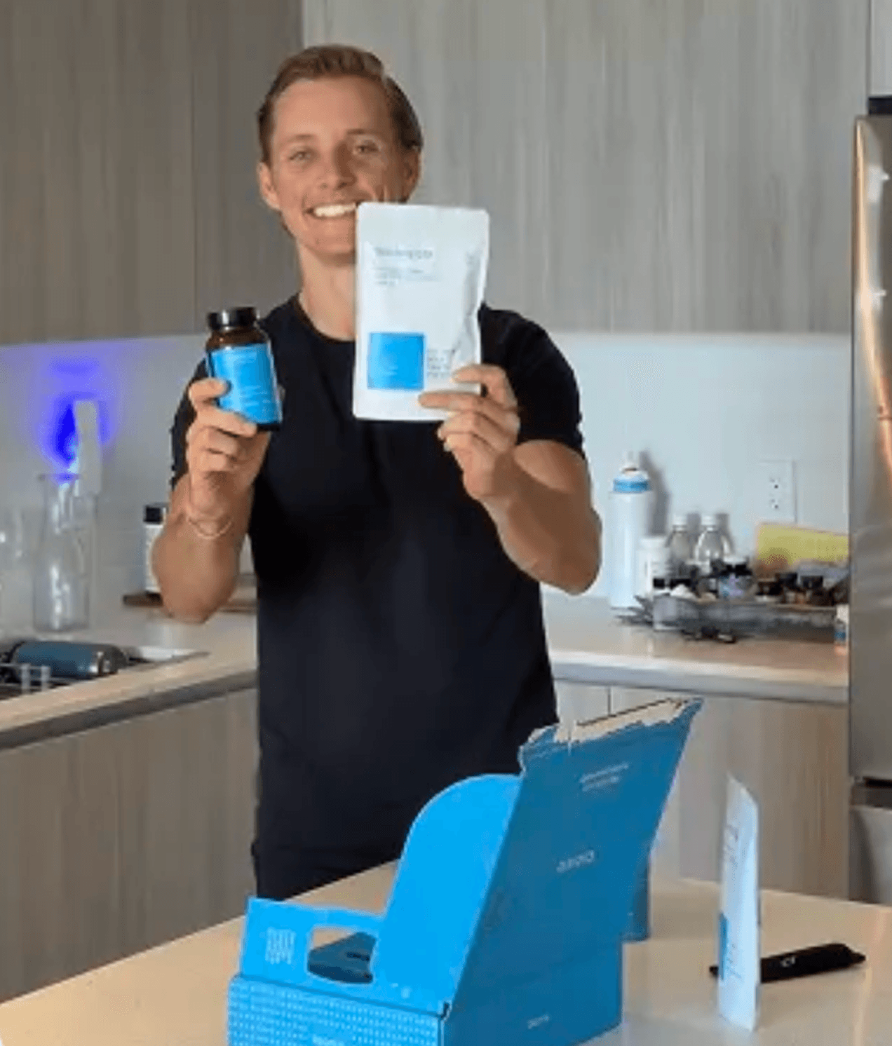 Porträt eines Kunden, der ein Bioniq-Produktpaket öffnet