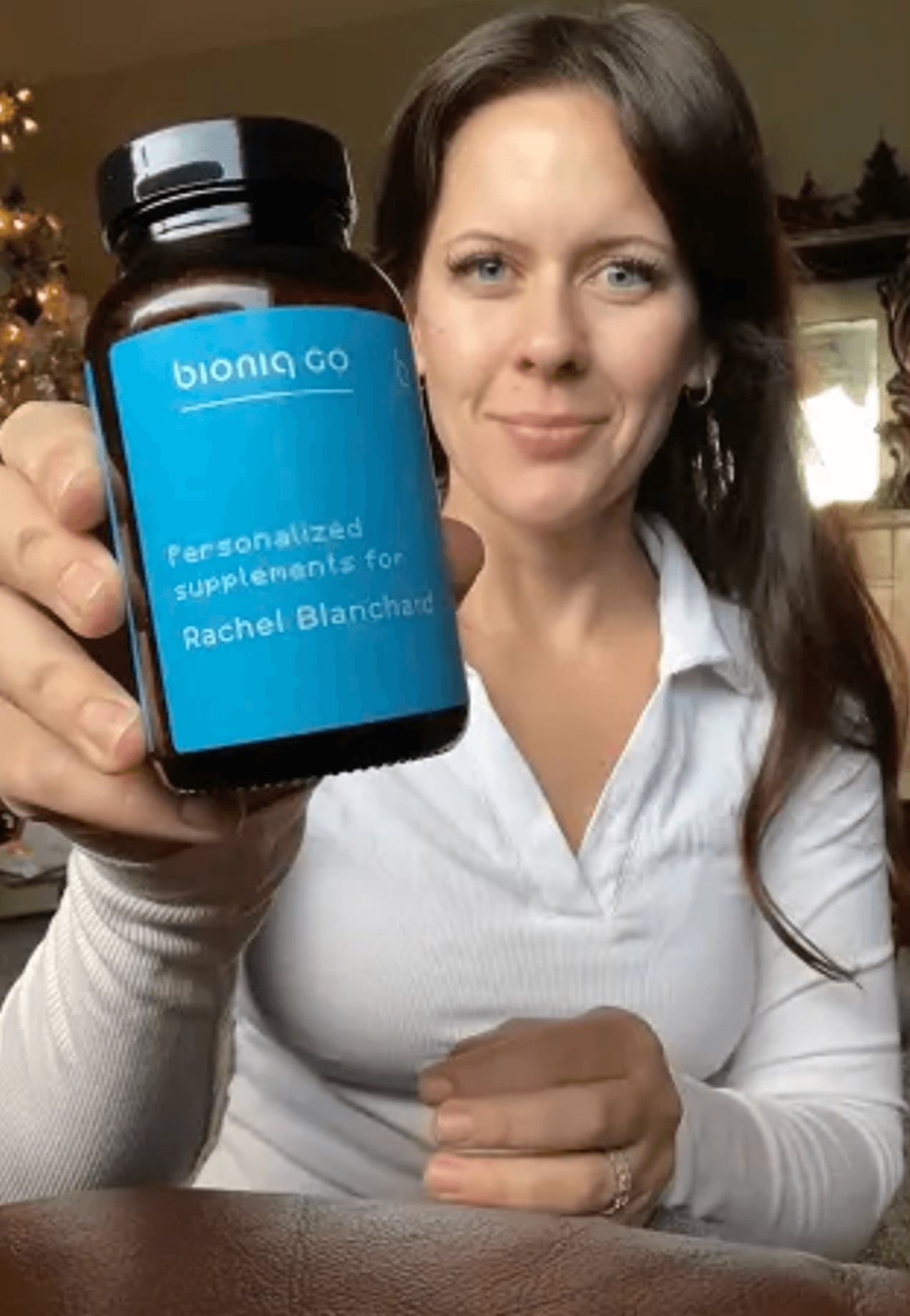 Porträt einer Frau, die eine Bioniq-Flasche hält
