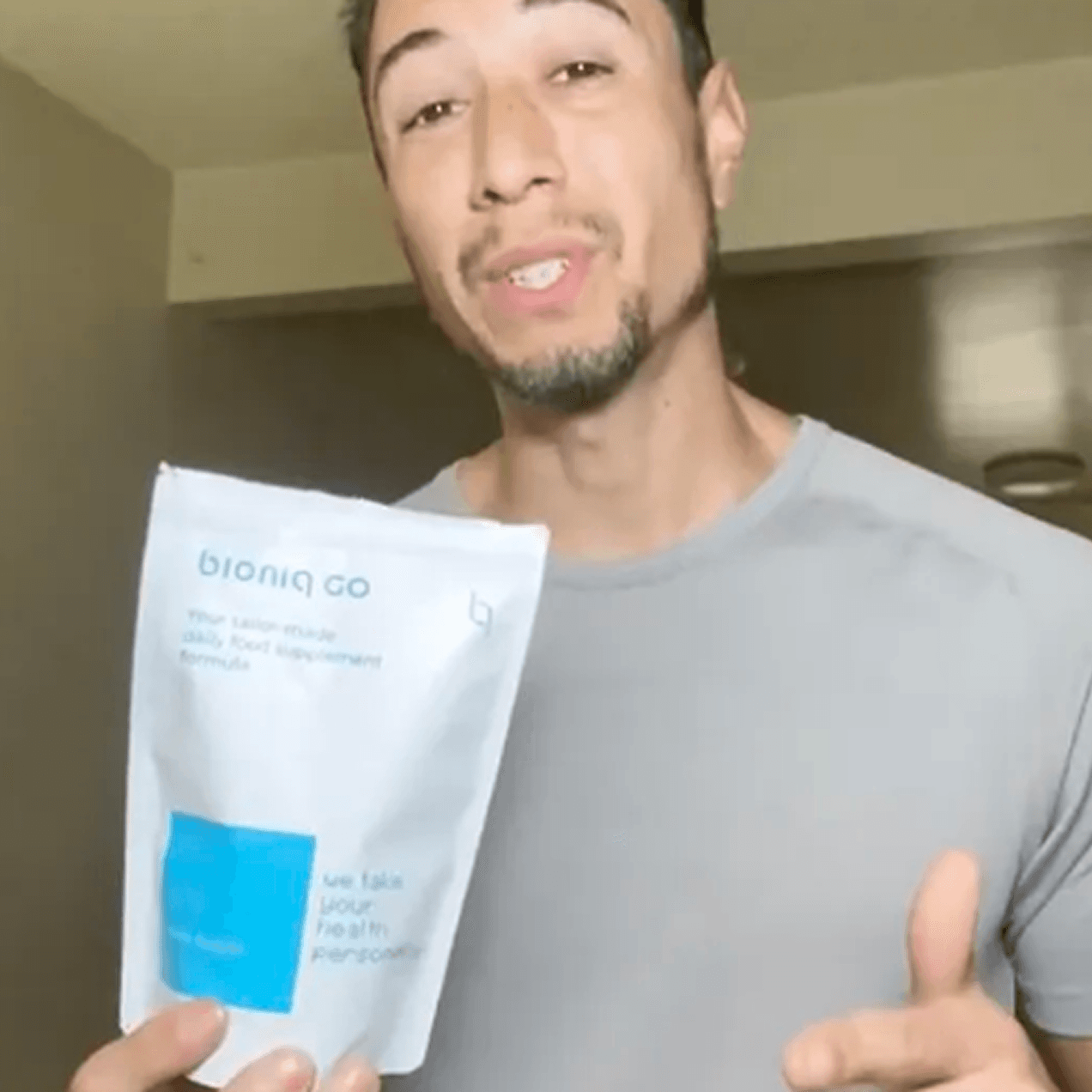 Hombre sosteniendo un paquete de producto Bioniq
