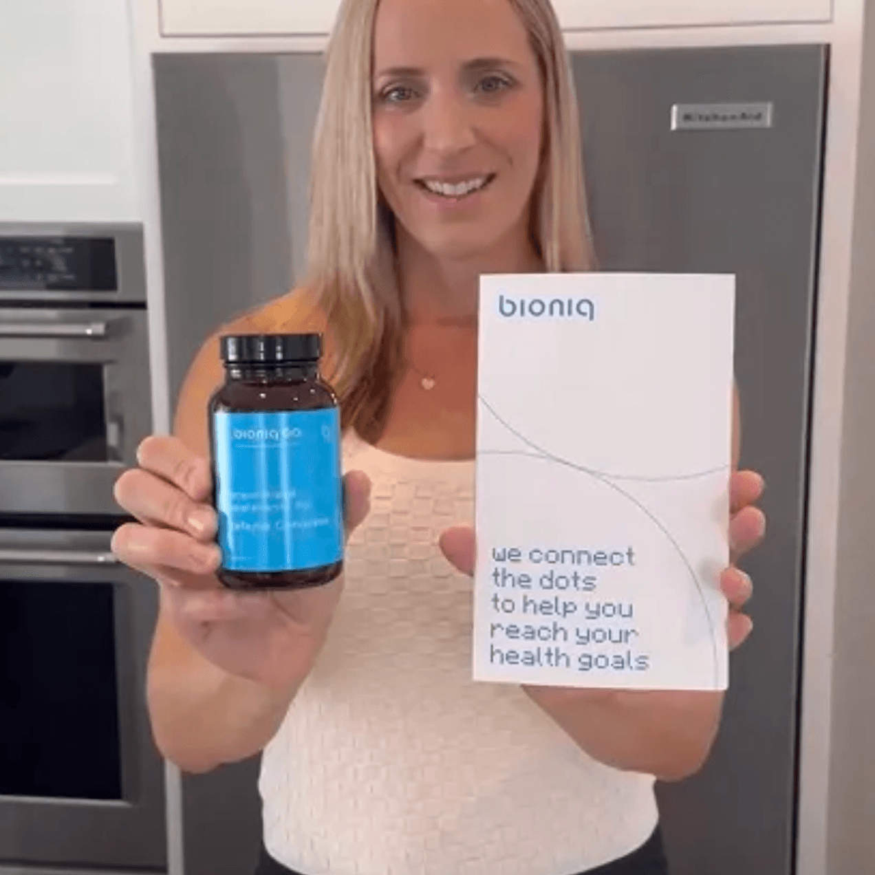 Portret van een klant die Bioniq-producten laat zien