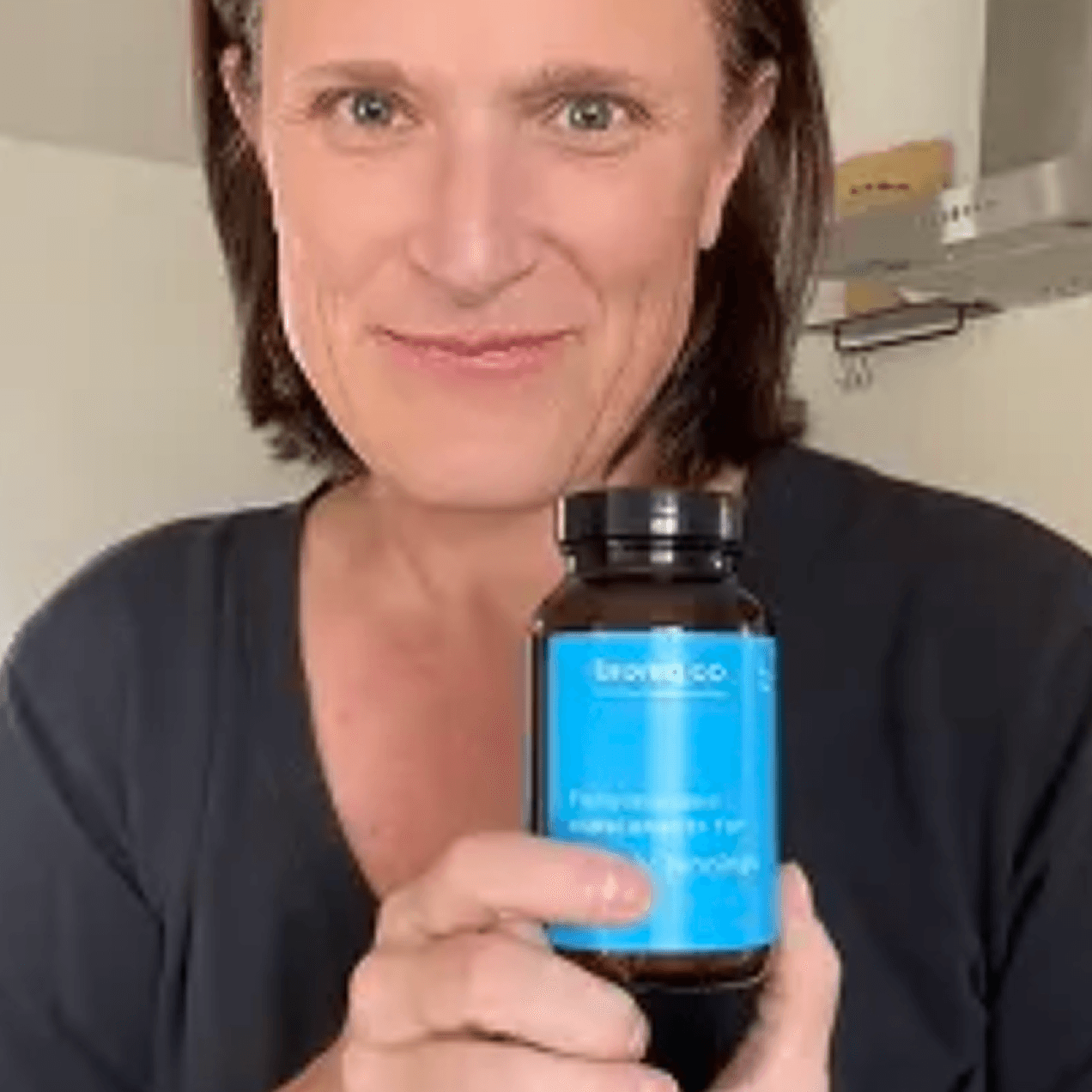 Portret van een klant die een gepersonaliseerde Bioniq-fles vasthoudt
